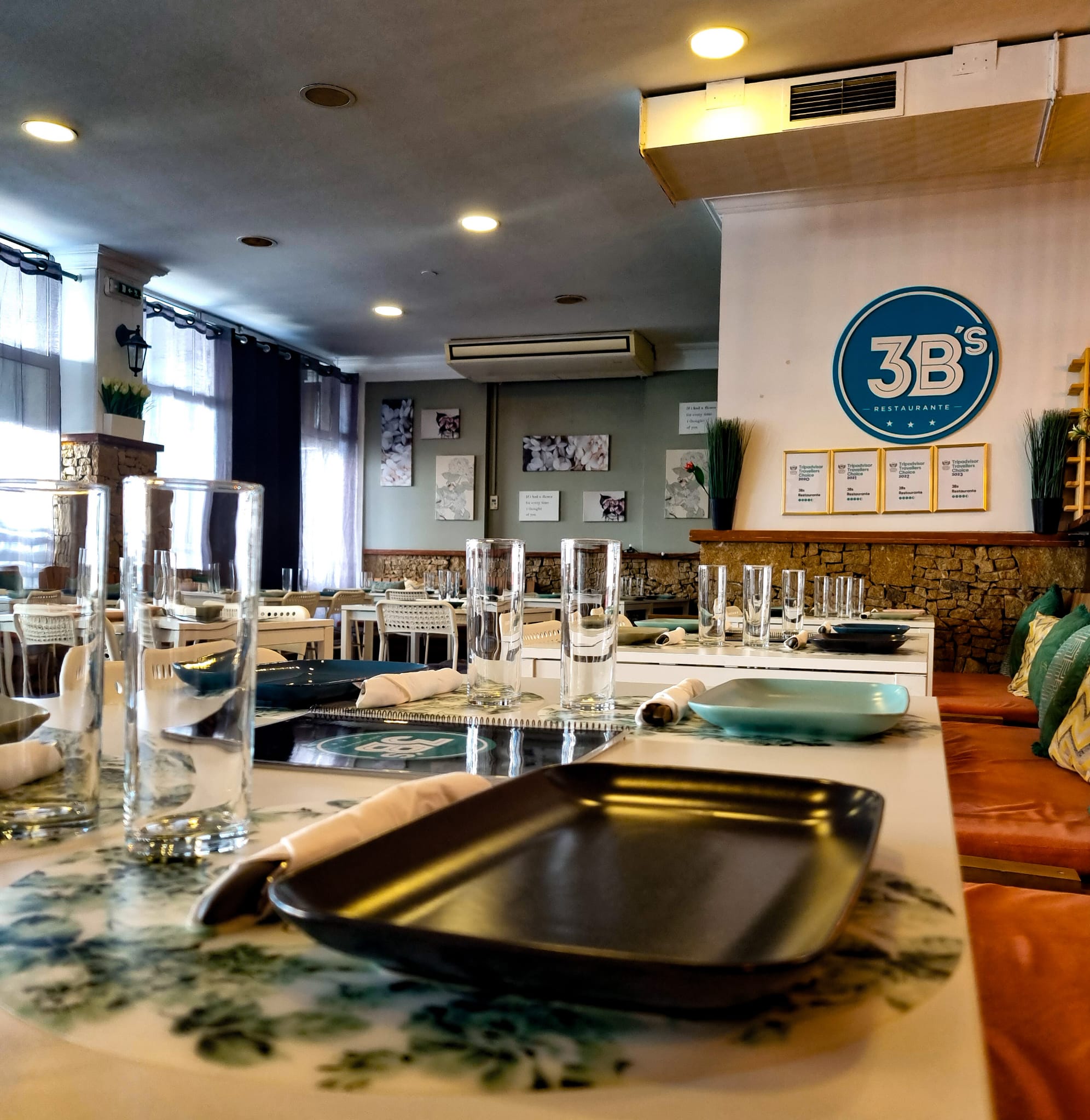Ambiente e pratos do 3B's Restaurante